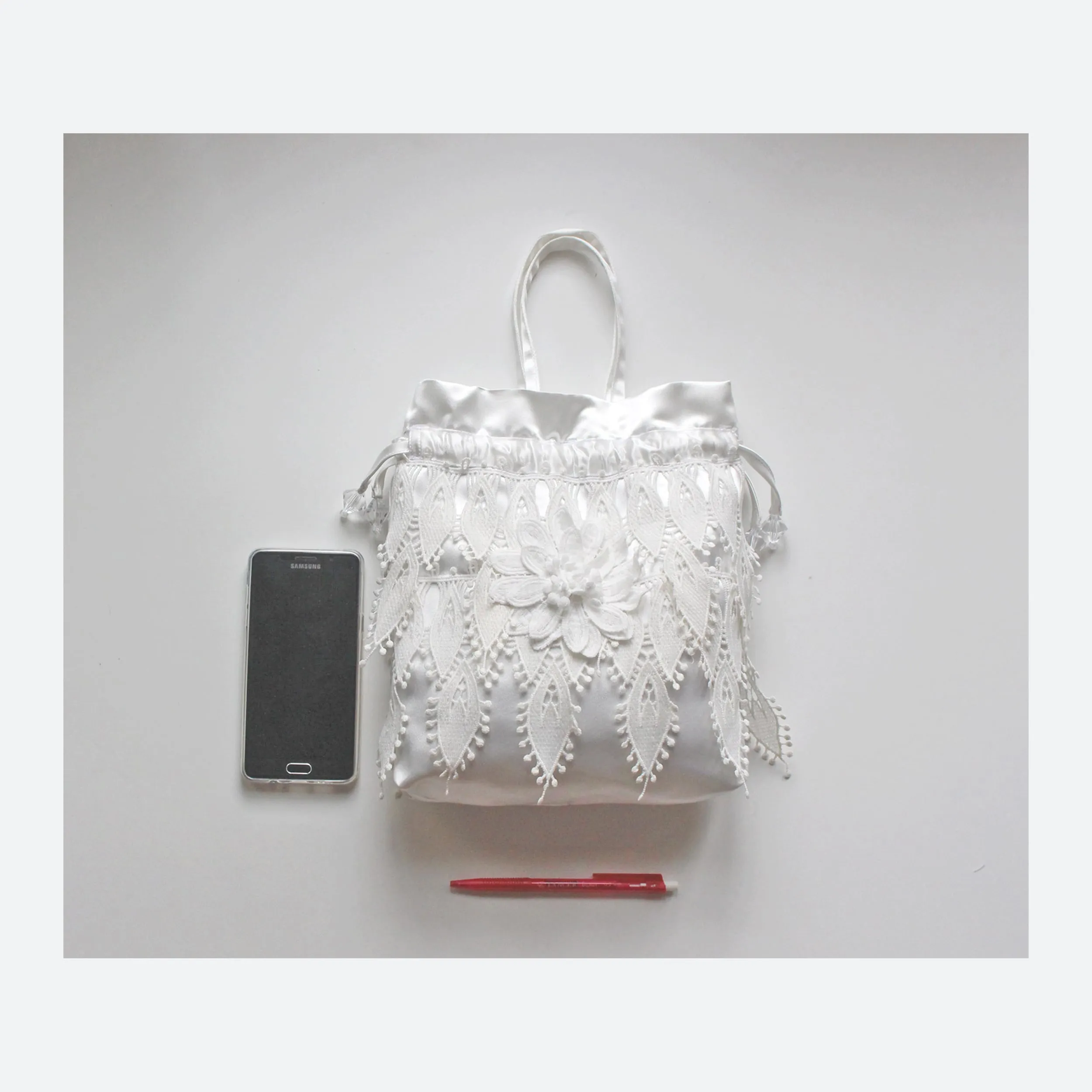 1920s drawstring wristlet in white duchess satin and lace