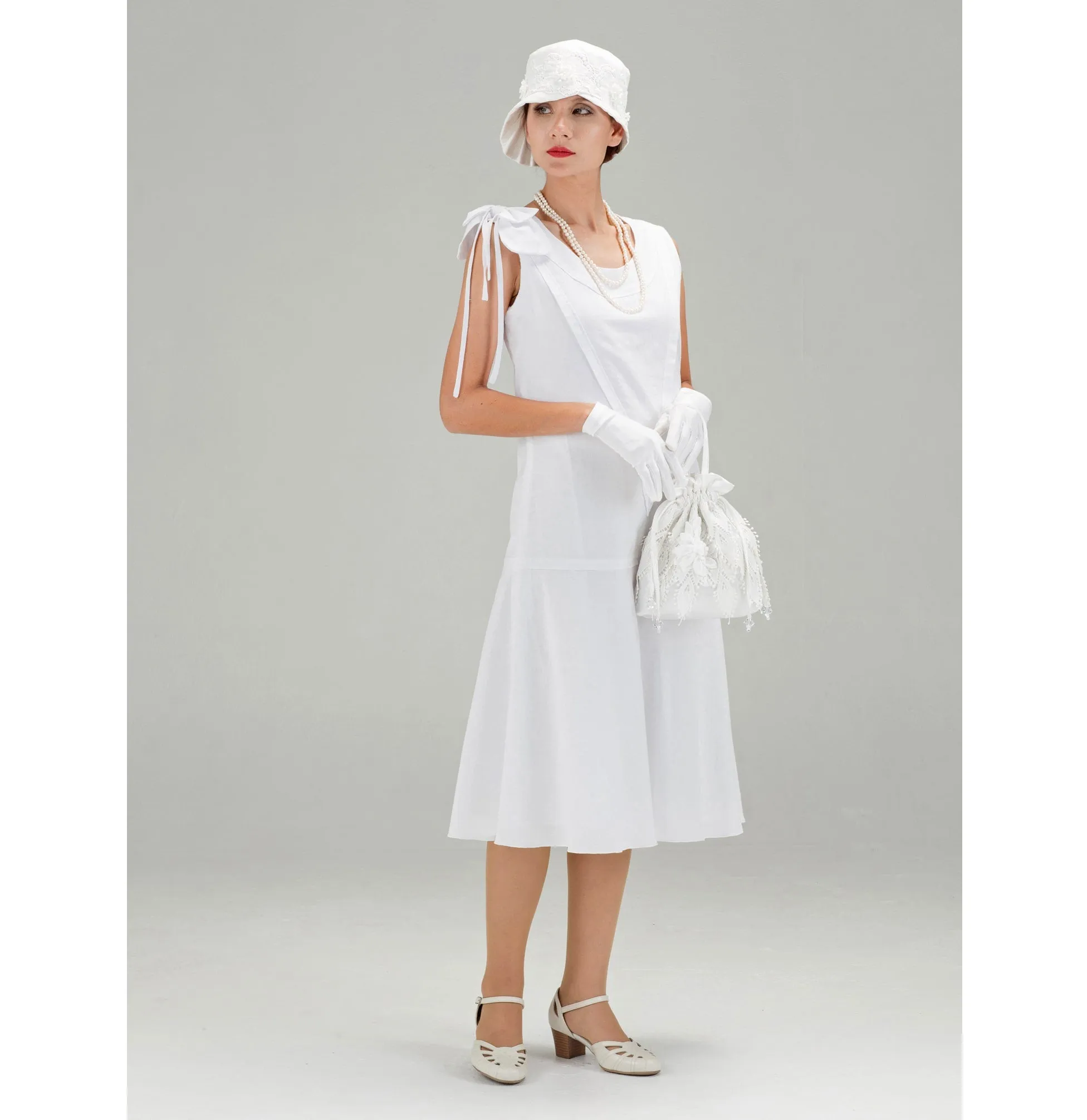 1920s drawstring wristlet in white duchess satin and lace