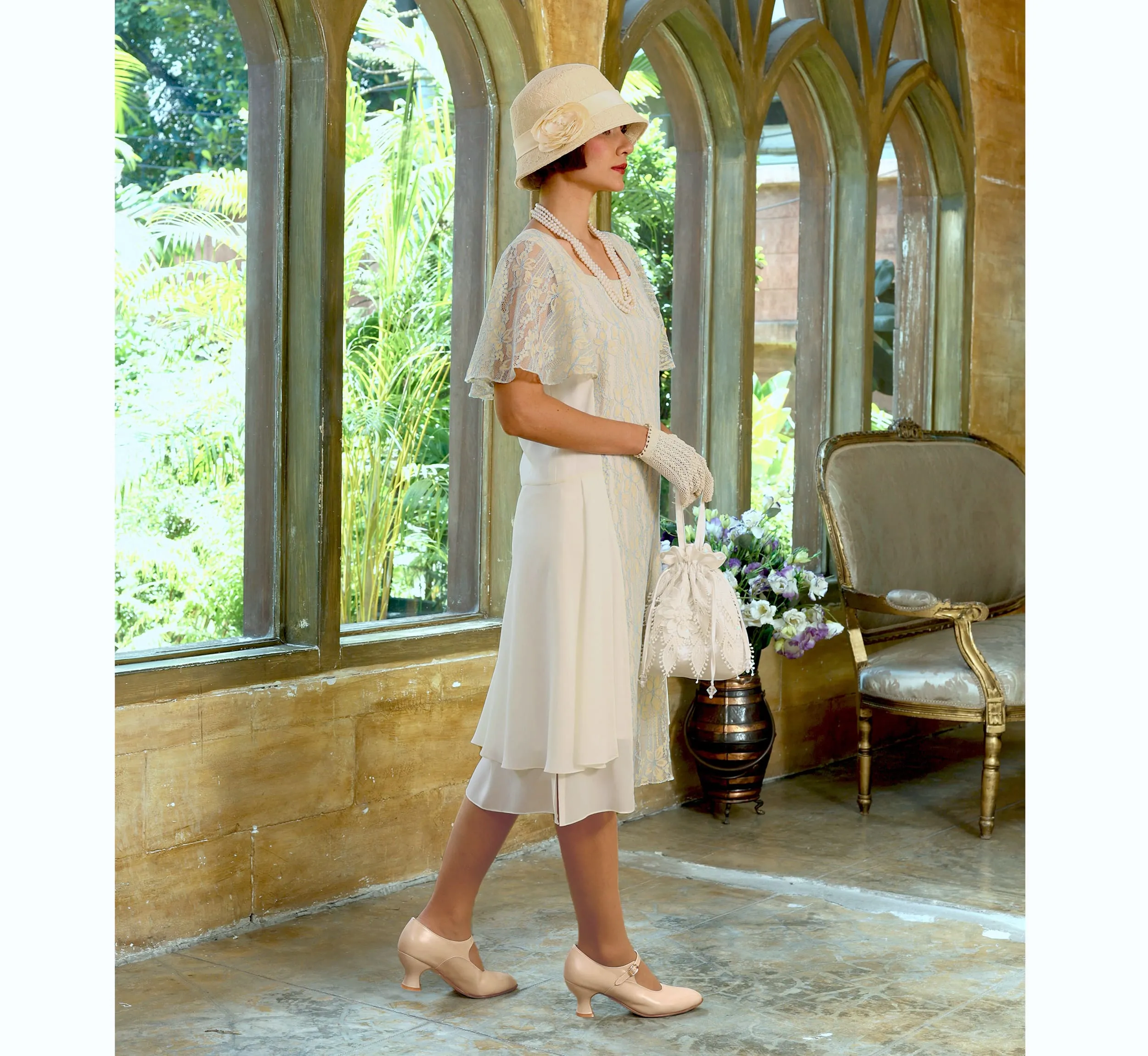 1920s drawstring wristlet in white duchess satin and lace