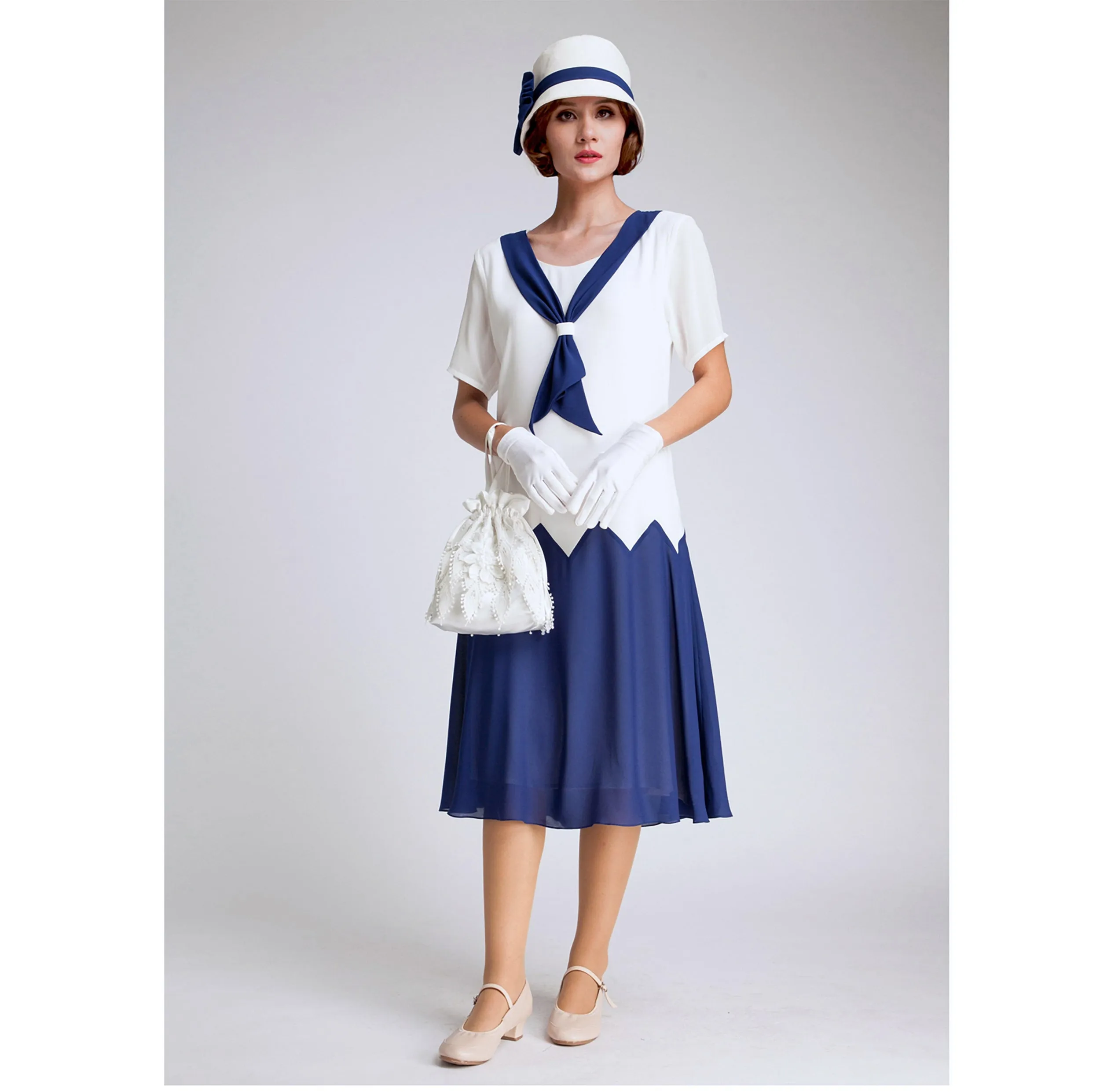 1920s drawstring wristlet in white duchess satin and lace