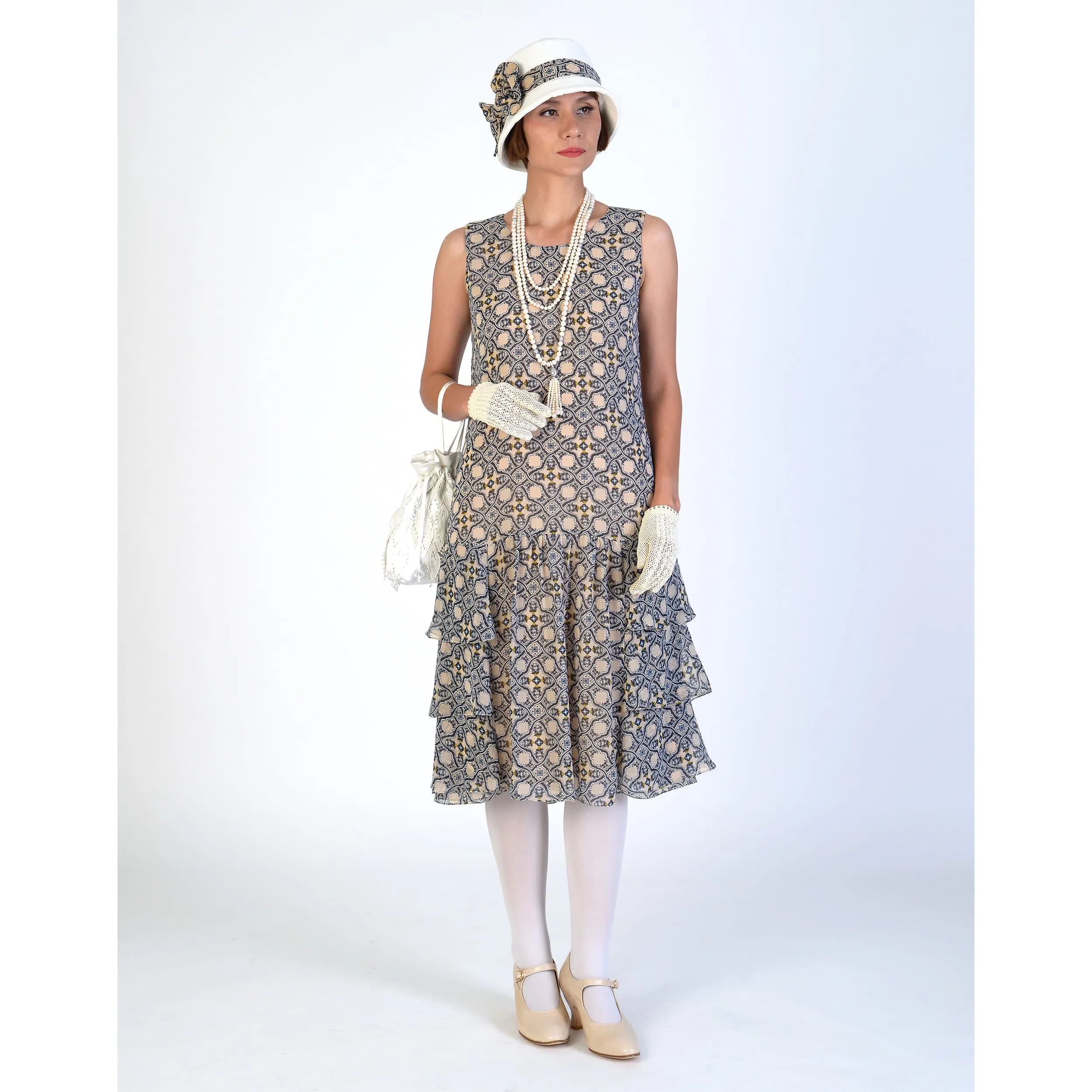 1920s drawstring wristlet in white duchess satin and lace