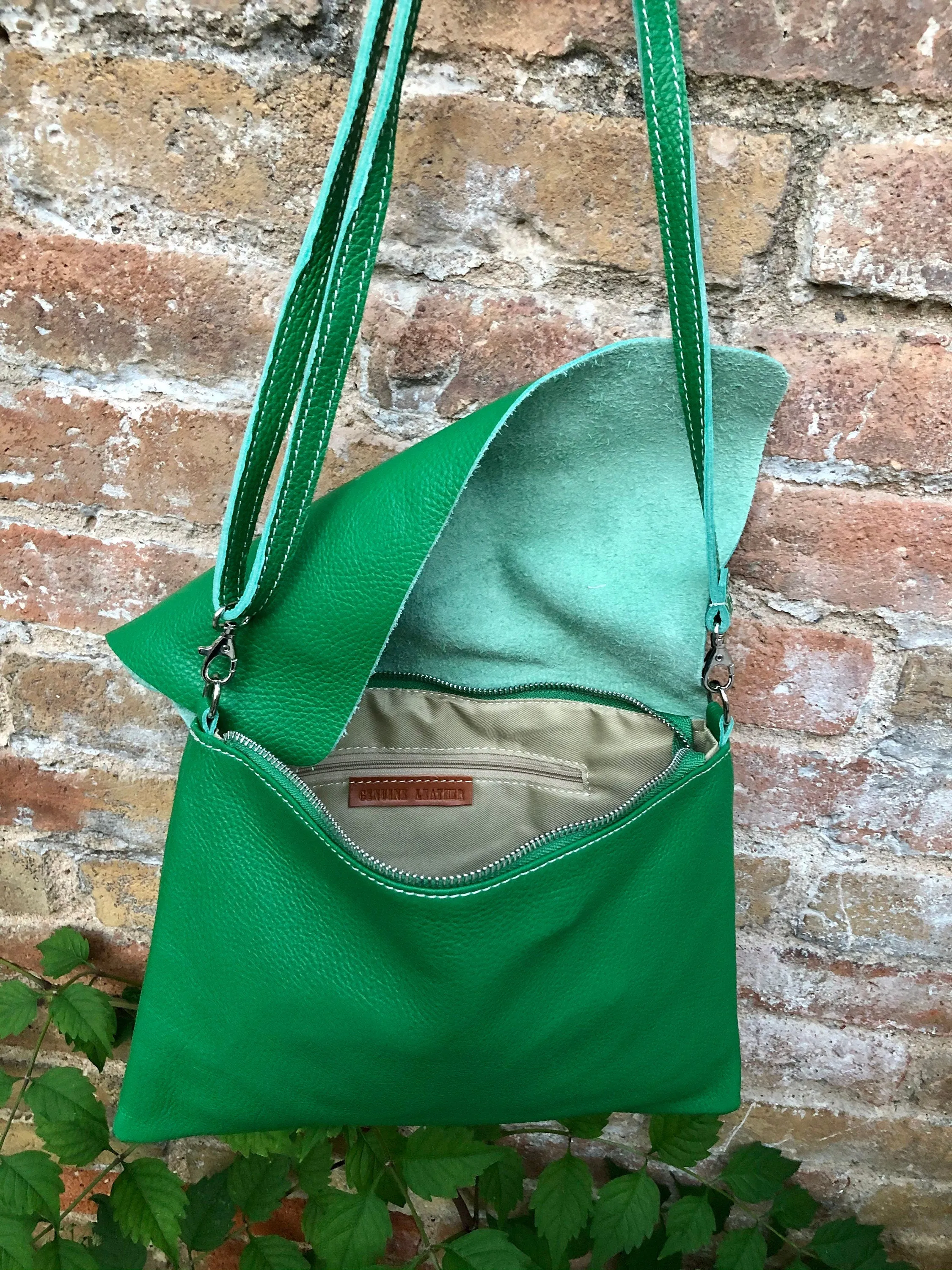 GREEN Cross body / shoulder bag. Genuine leather bag. Medium sized flat messenger bag with zipper   adjustable strap. Green leather purse