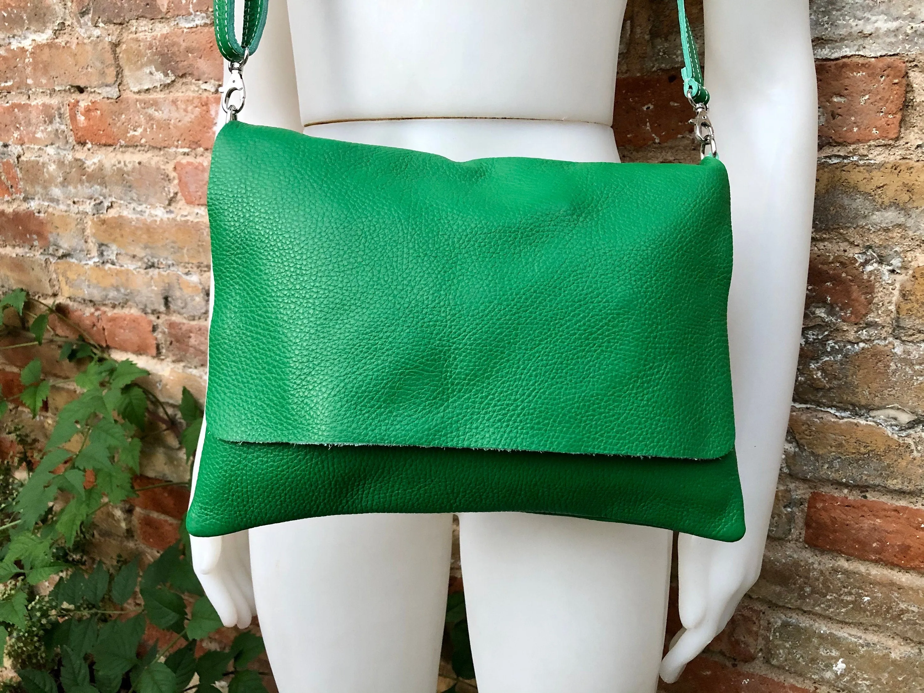 GREEN Cross body / shoulder bag. Genuine leather bag. Medium sized flat messenger bag with zipper   adjustable strap. Green leather purse