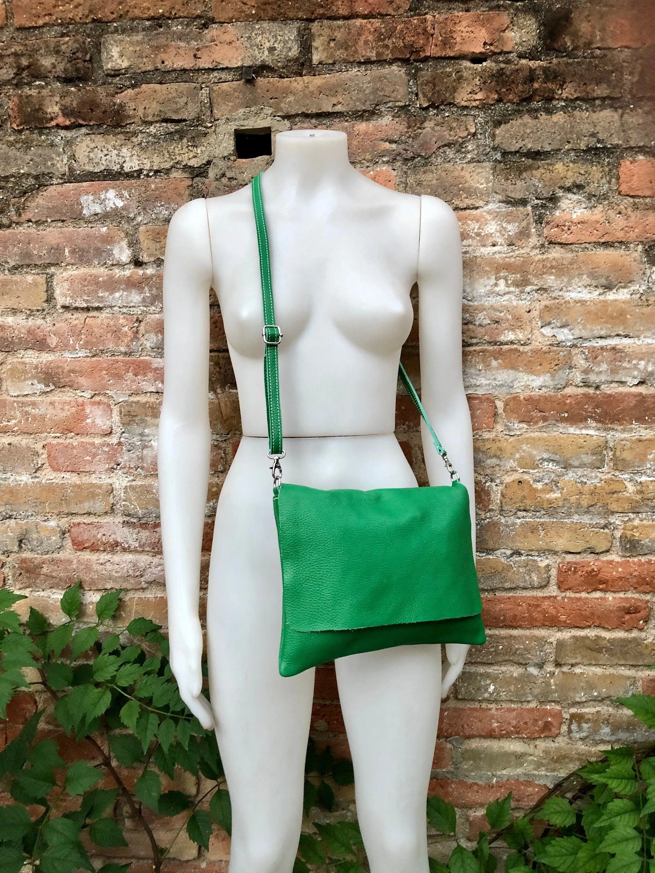 GREEN Cross body / shoulder bag. Genuine leather bag. Medium sized flat messenger bag with zipper   adjustable strap. Green leather purse