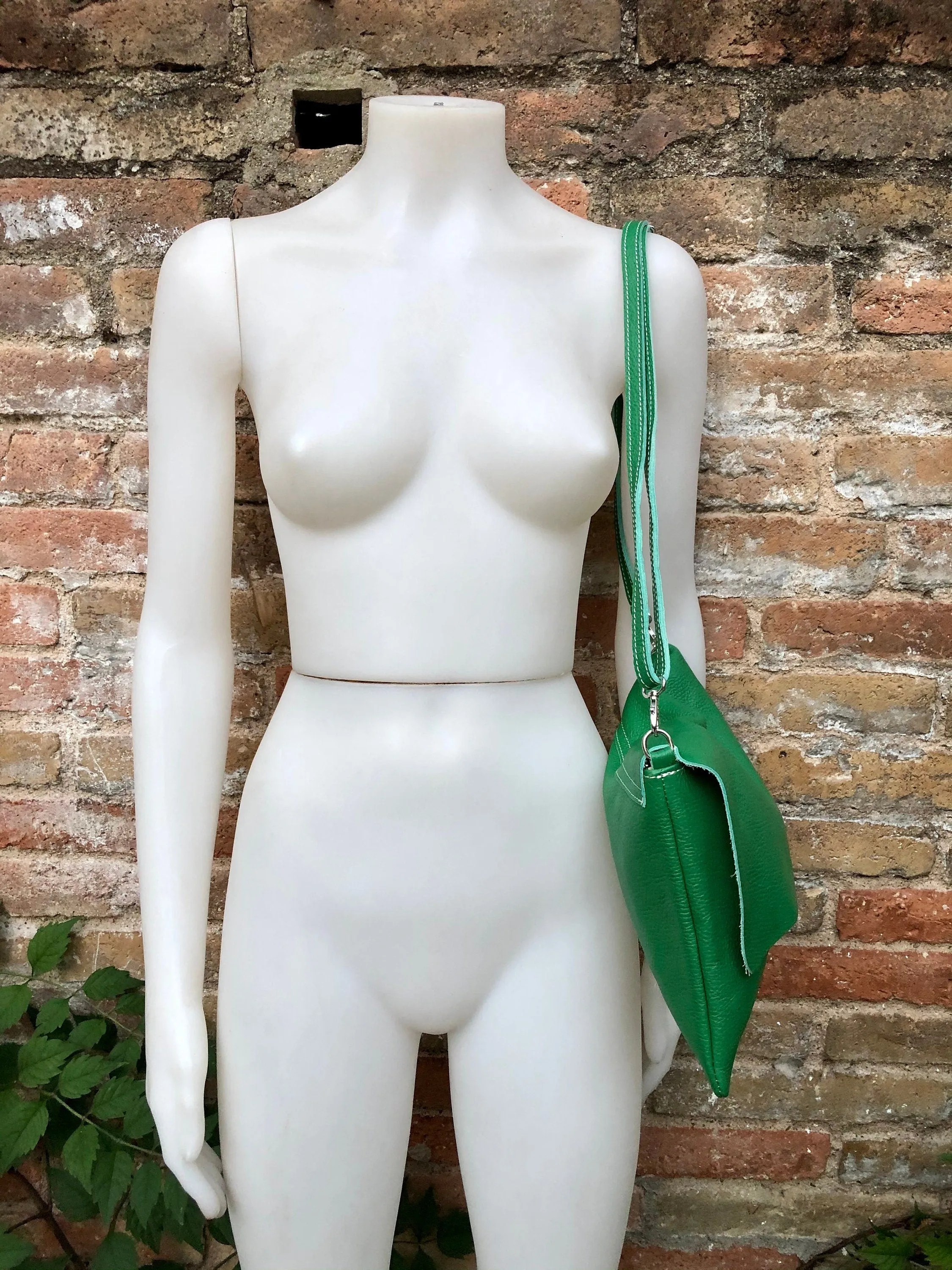 GREEN Cross body / shoulder bag. Genuine leather bag. Medium sized flat messenger bag with zipper   adjustable strap. Green leather purse