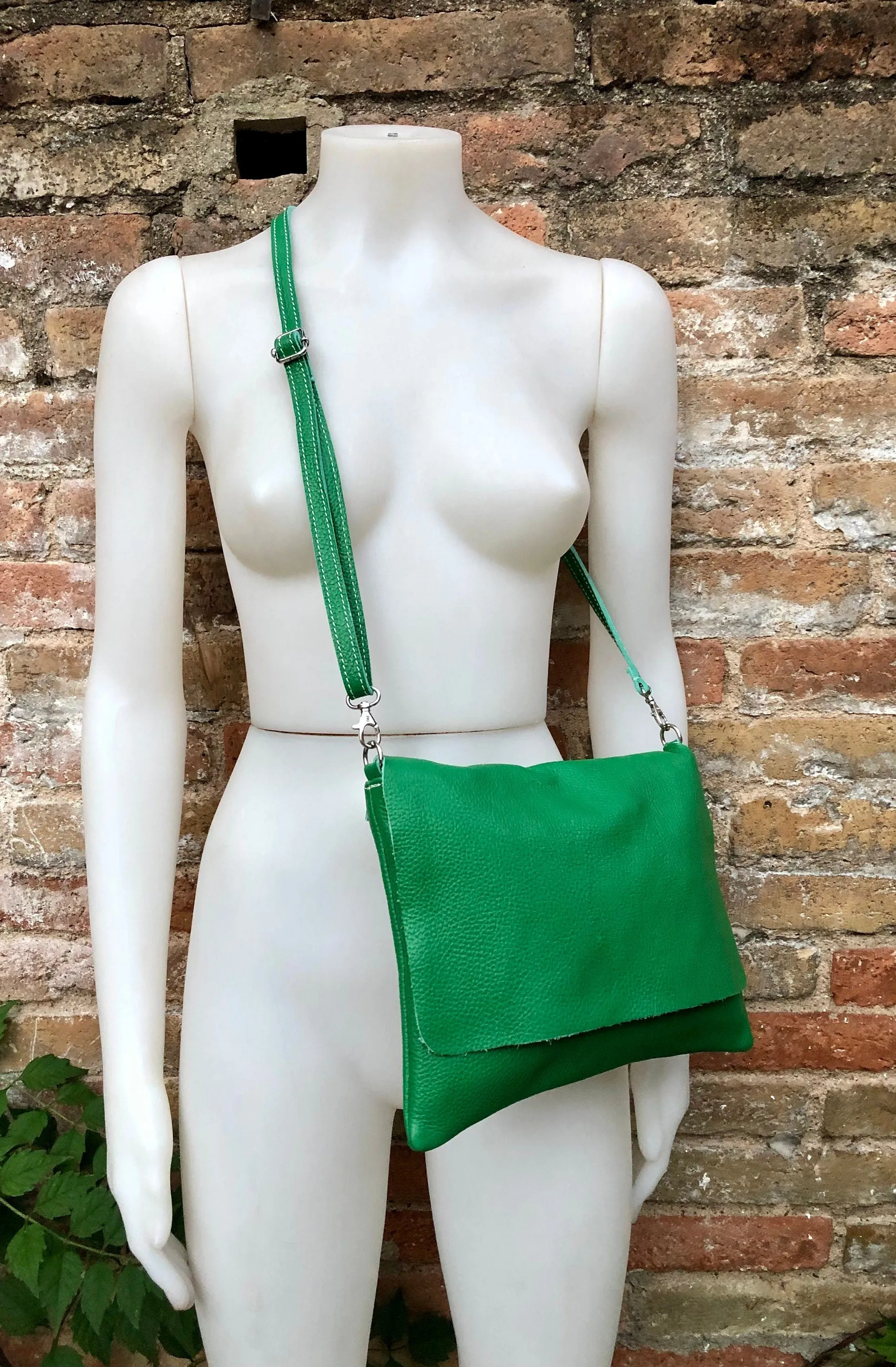 GREEN Cross body / shoulder bag. Genuine leather bag. Medium sized flat messenger bag with zipper   adjustable strap. Green leather purse