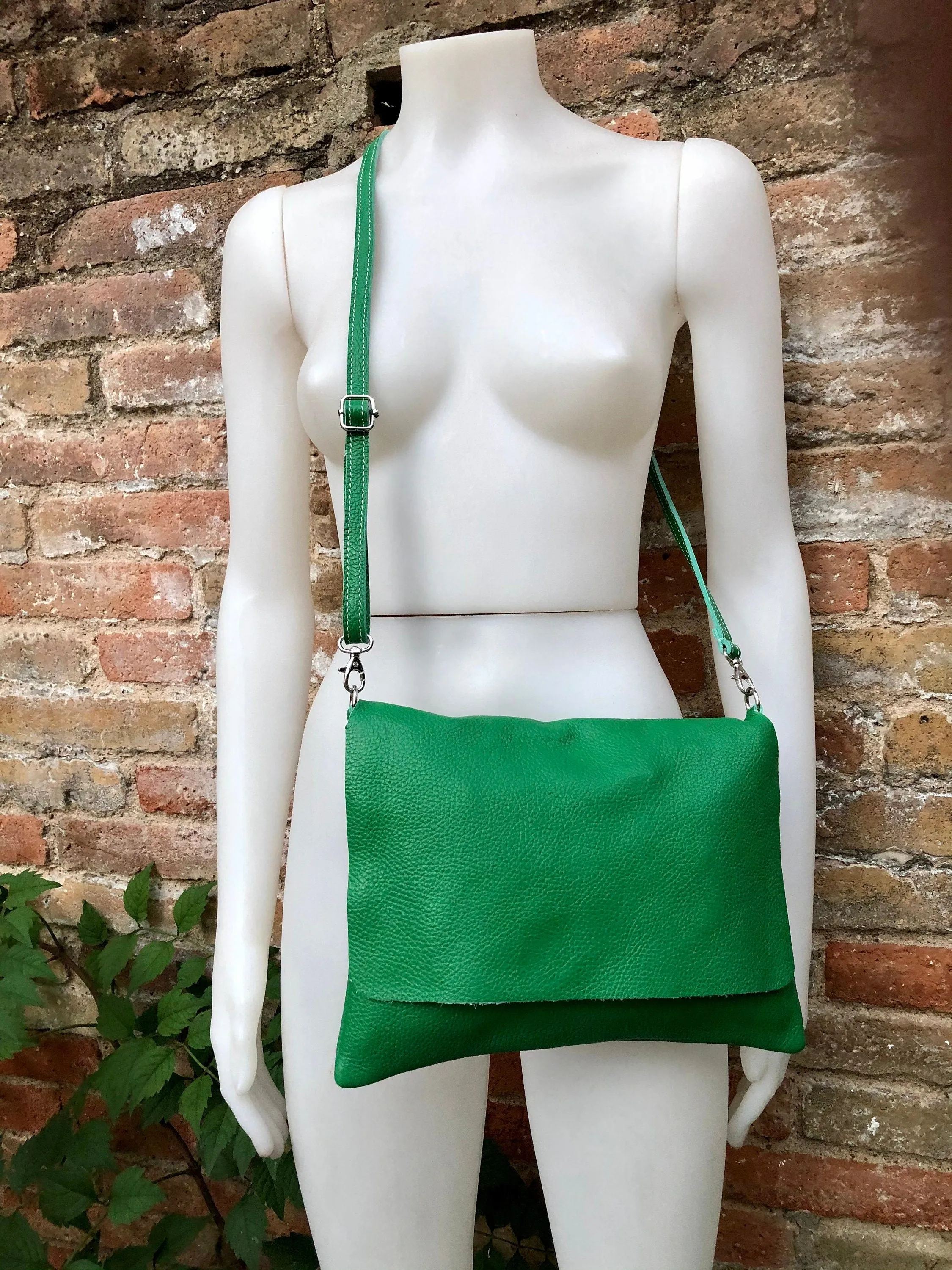 GREEN Cross body / shoulder bag. Genuine leather bag. Medium sized flat messenger bag with zipper   adjustable strap. Green leather purse
