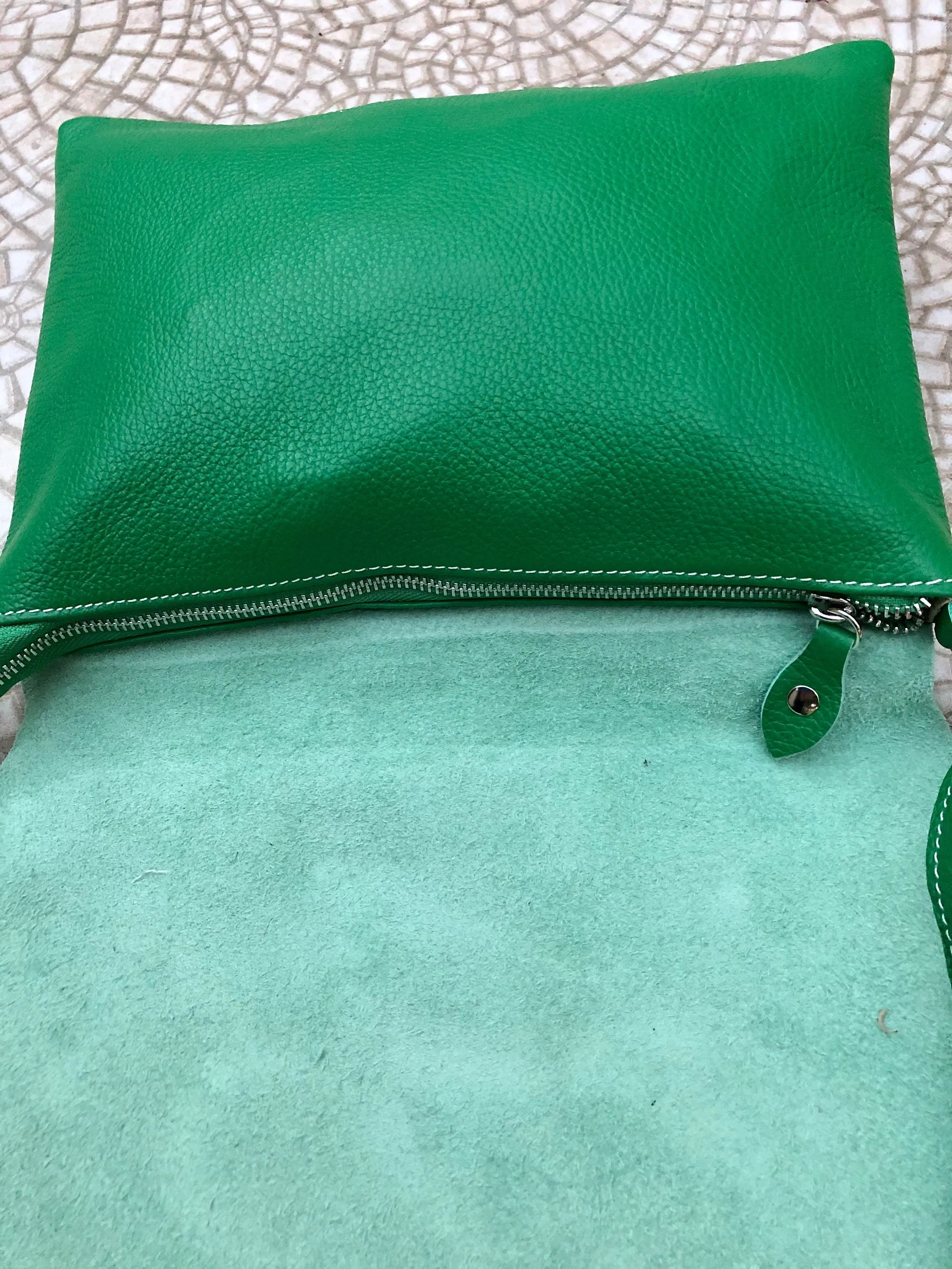 GREEN Cross body / shoulder bag. Genuine leather bag. Medium sized flat messenger bag with zipper   adjustable strap. Green leather purse