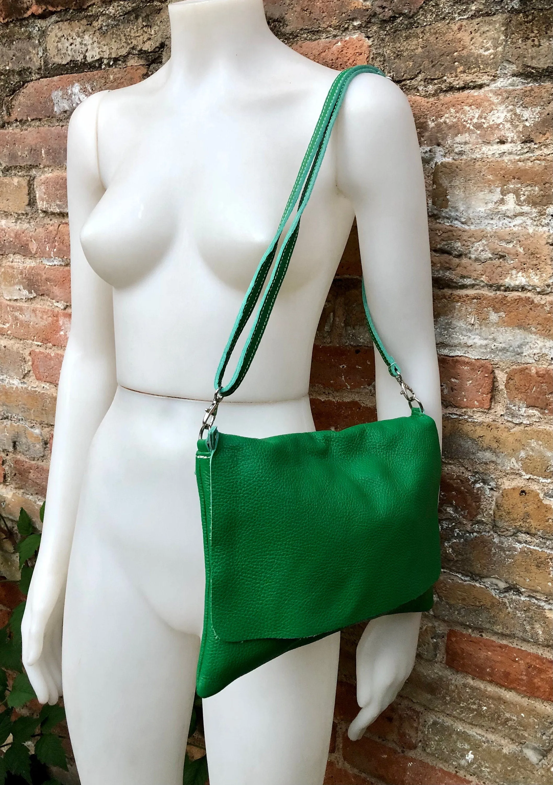 GREEN Cross body / shoulder bag. Genuine leather bag. Medium sized flat messenger bag with zipper   adjustable strap. Green leather purse